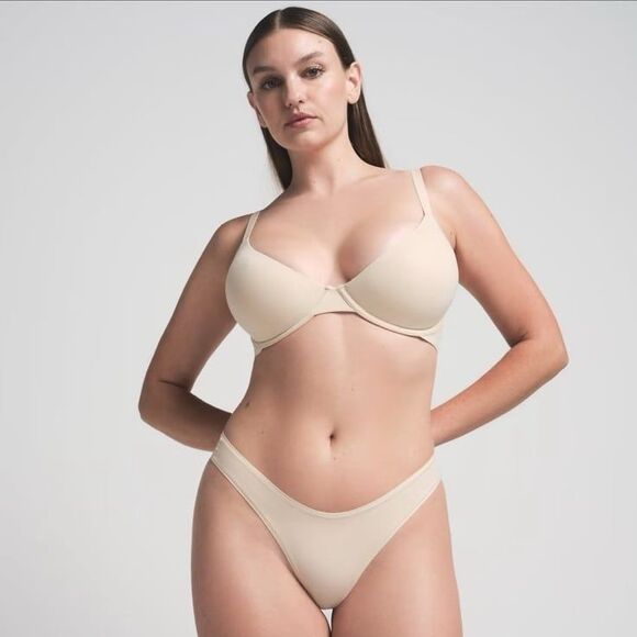 Skims Fits Everybody Scoop Plunge Bra Sand Size 36D - Picture 1 of 8